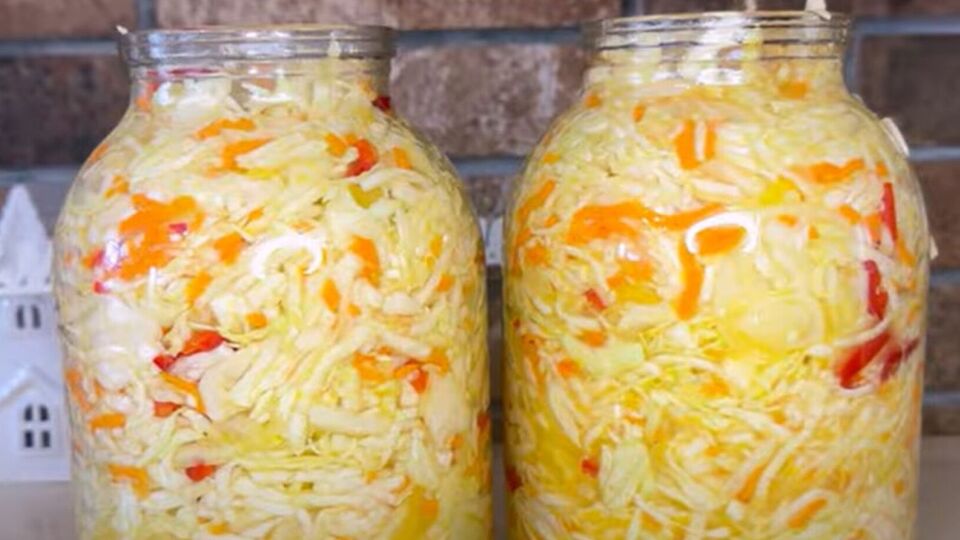 Салат у банках зберігатиметься в холодильнику приблизно місяць