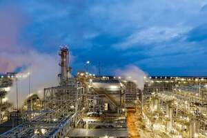 6 октября после атаки дронов второй по размеру в РФ Киришский НПЗ остановил работу