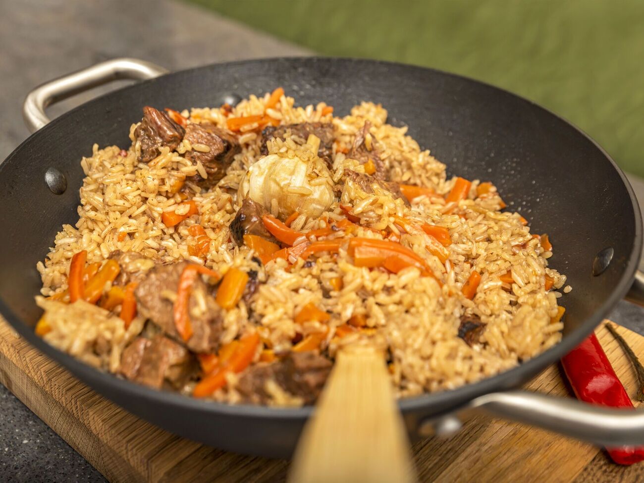 Перед подачей плов следует перемешать