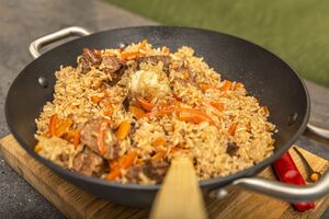 Перед подаванням плов треба перемішати