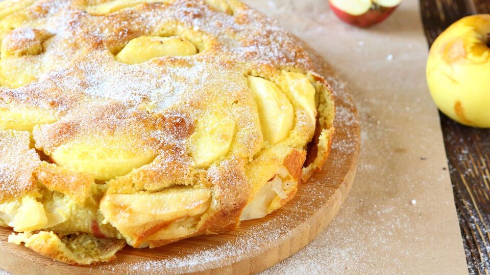 Галету перед подачей посыпают сахарной пудрой