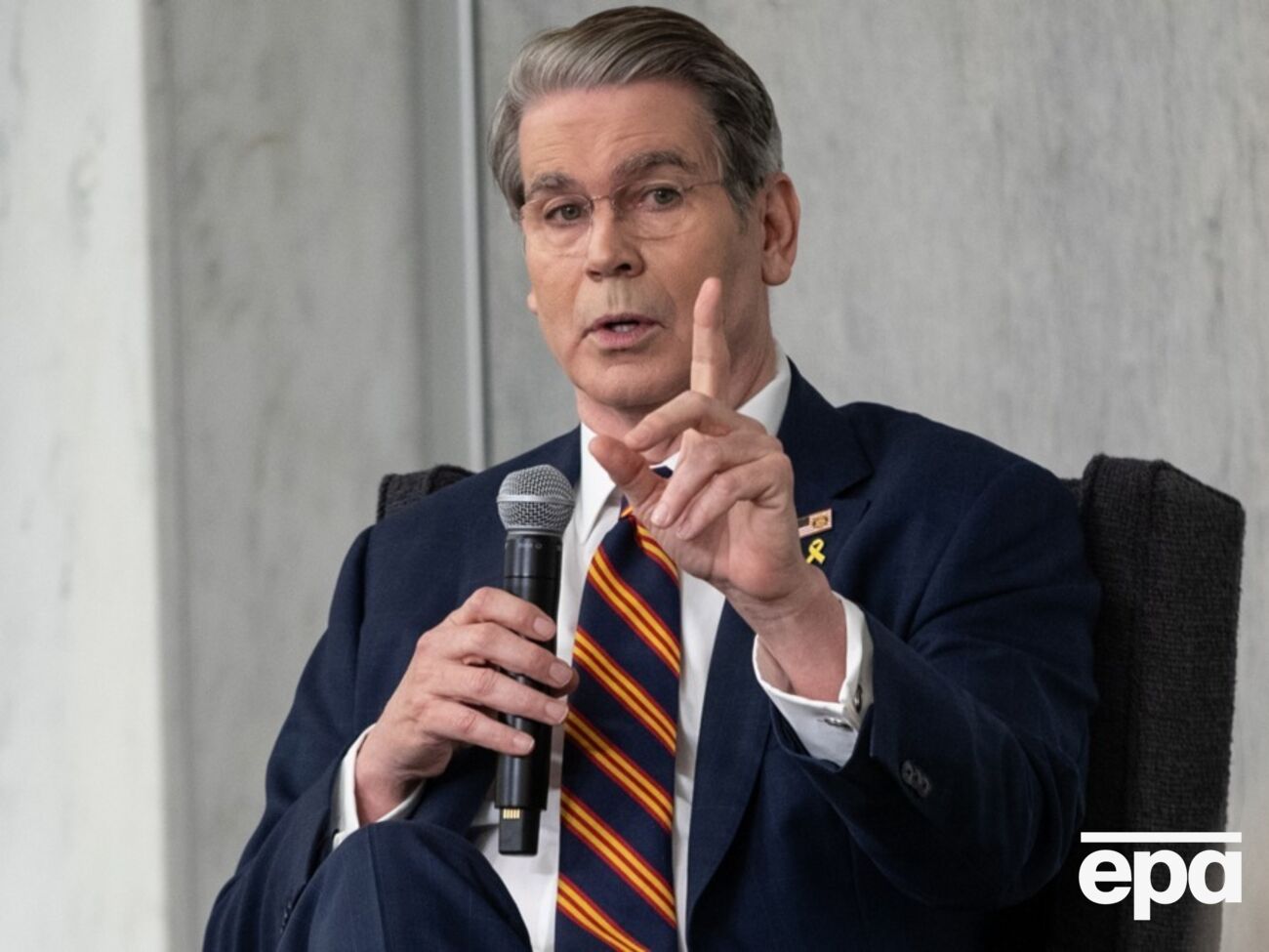 Бессент отметил необходимость санкционного давления на РФ и страны, финансирующие военную машину Кремля