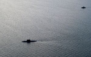 Субмарину супроводжують кораблі й літаки ВМС Швеції