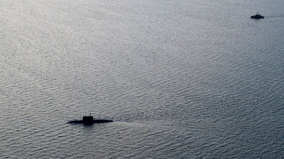 Субмарину сопровождают корабли и самолеты ВМС Швеции