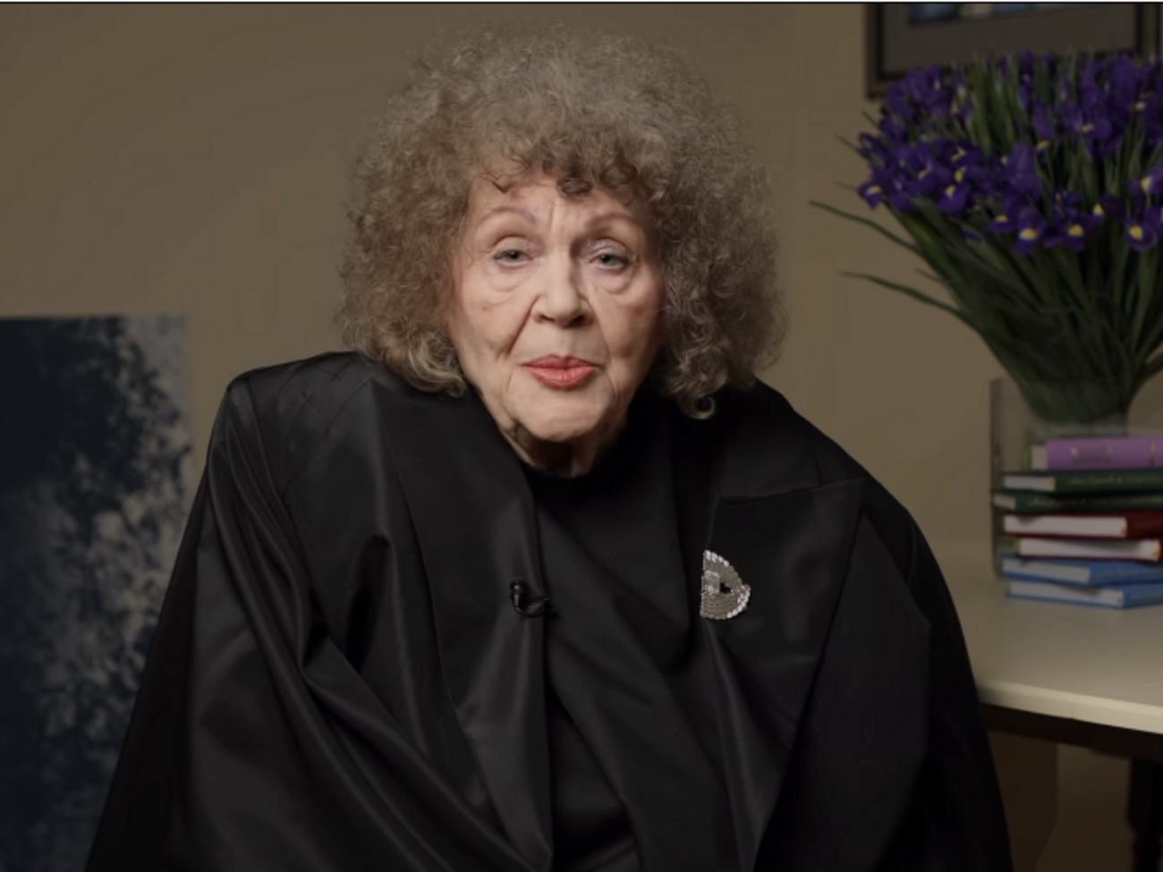 Поэтесса надела черный тренч, дополненный брошью, и прочла свое стихотворение