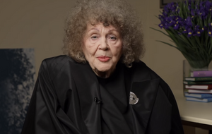 Поэтесса надела черный тренч, дополненный брошью, и прочла свое стихотворение