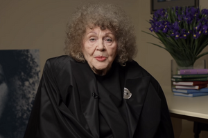 Поэтесса надела черный тренч, дополненный брошью, и прочла свое стихотворение