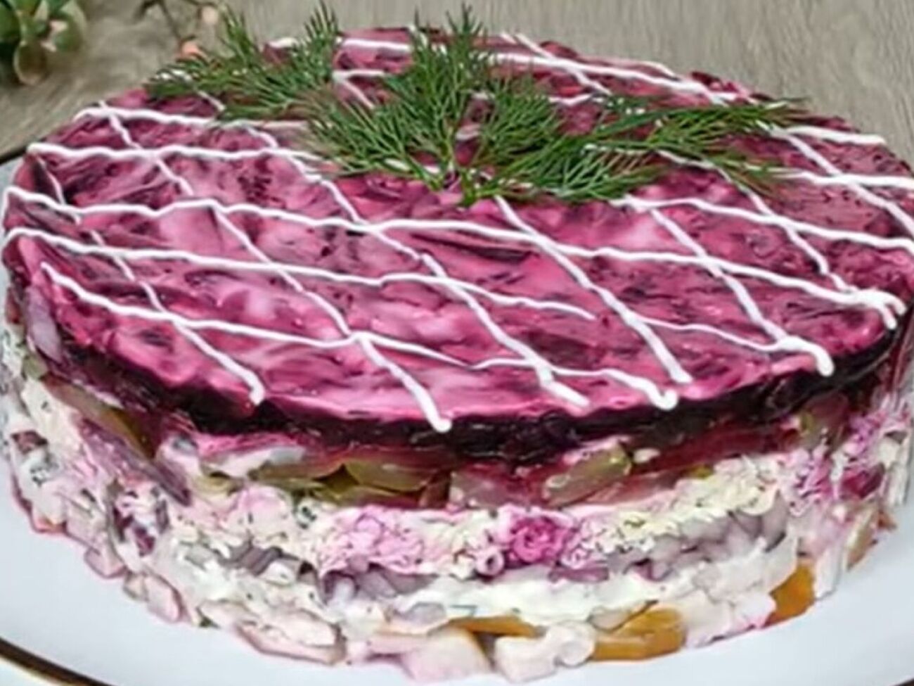 Для салата понадобится копченое куриное филе