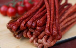 Запекайте кабаносы в духовке при 50 °С до готовности