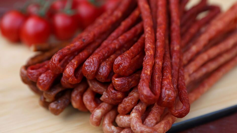 Запекайте кабаносы в духовке при 50 °С до готовности