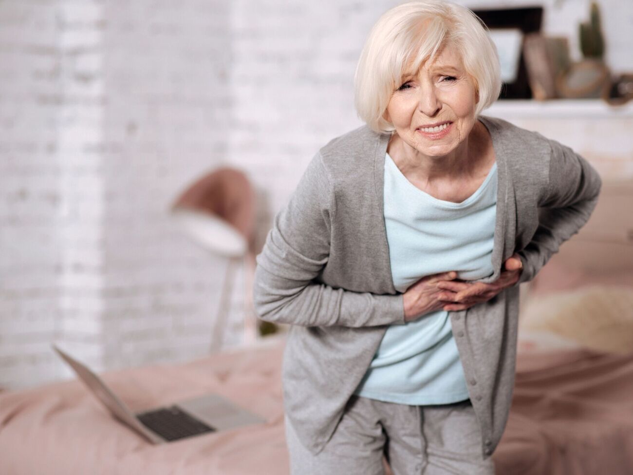 Если из-за боли в груди ощущаются симптомы в других органах, обратитесь к врачу