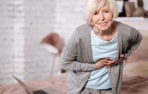 Если из-за боли в груди ощущаются симптомы в других органах, обратитесь к врачу