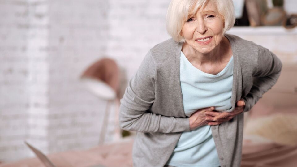 Если из-за боли в груди ощущаются симптомы в других органах, обратитесь к врачу