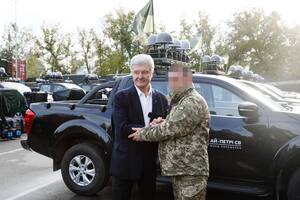 Порошенко не купував за власні кошти техніку, яку передавав військовим, стверджує Сталкер