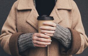 Пальто оверсайз добавляют уют в повседневную жизнь