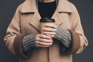 Пальто оверсайз добавляют уют в повседневную жизнь