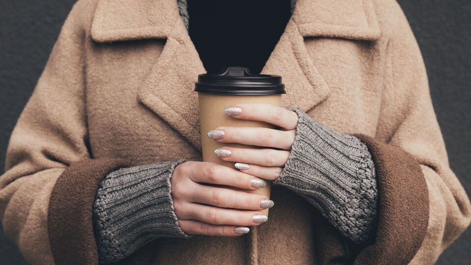 Пальто оверсайз добавляют уют в повседневную жизнь