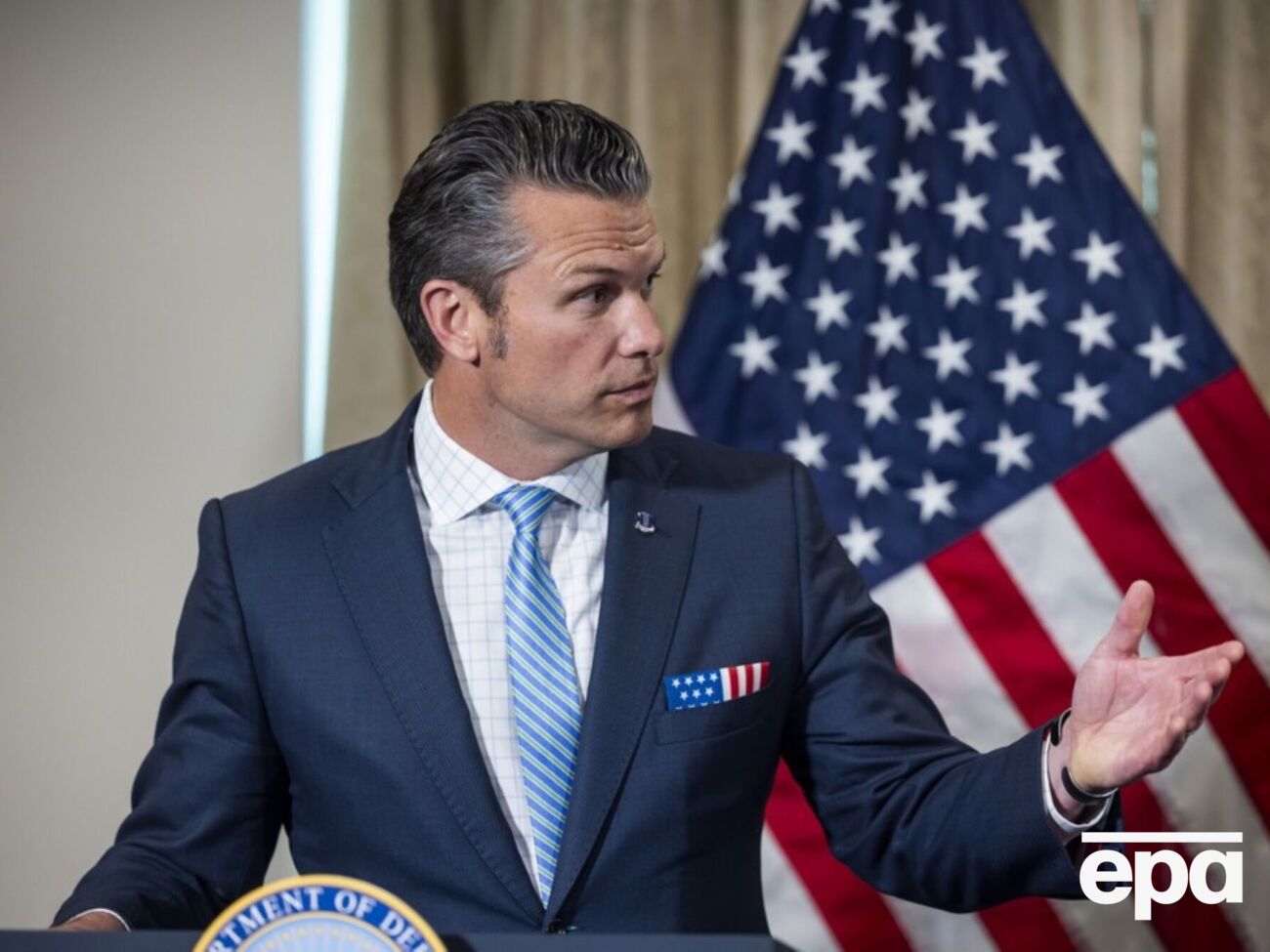 Літак із Гегсетом здійснив аварійне приземлення через тріщину в лобовому склі, пояснили в Пентагоні