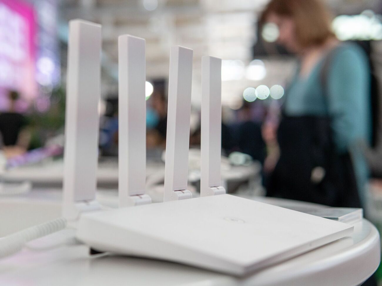 Метод ідентифікації через WiFi працює подібно до камери, але замість світла використовують радіохвилю