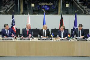 По словам Рютте (на фото крайний справа), более половины союзников уже присоединились к программе PURL