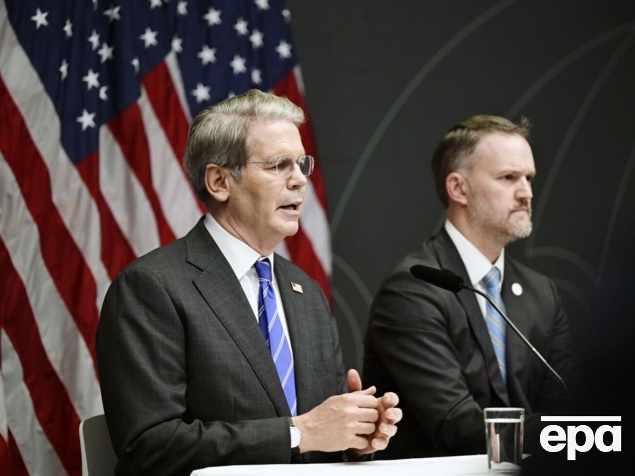 Правительство определило семь отраслей стратегического значения, в которых США планируют расширить государственное участие, сообщил министр финансов Скотт Бессент (слева)