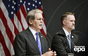 Правительство определило семь отраслей стратегического значения, в которых США планируют расширить государственное участие, сообщил министр финансов Скотт Бессент (слева)