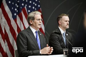 Правительство определило семь отраслей стратегического значения, в которых США планируют расширить государственное участие, сообщил министр финансов Скотт Бессент (слева)