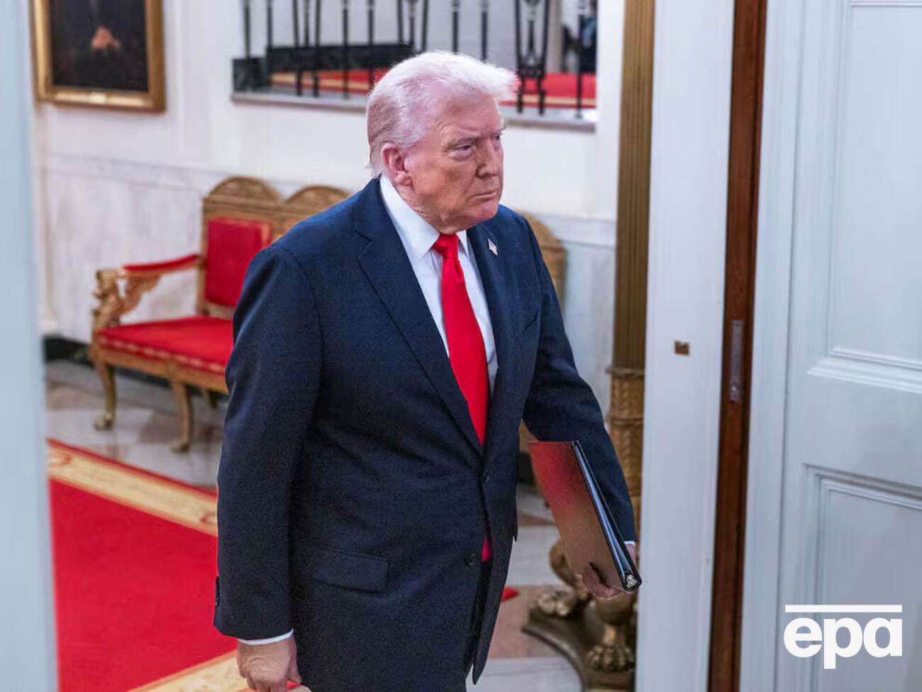 Новая инициатива Трампа означает заметное изменение позиции по войне в Украине, говорится в статье