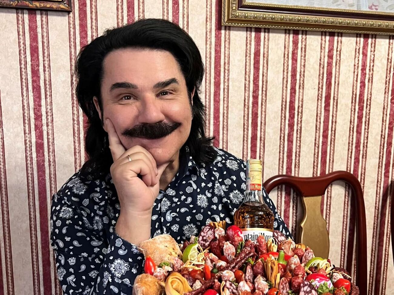 Зибров: Спортом специально не занимаюсь, но делаю зарядку, много хожу, работаю в своем саду, на огороде