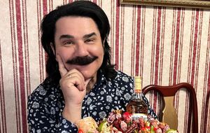 Зибров: Спортом специально не занимаюсь, но делаю зарядку, много хожу, работаю в своем саду, на огороде