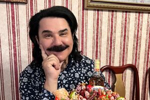 Зибров: Спортом специально не занимаюсь, но делаю зарядку, много хожу, работаю в своем саду, на огороде