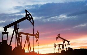 Ціна на нафту зростає через ризик виникнення її дефіциту постачань на світовому ринку