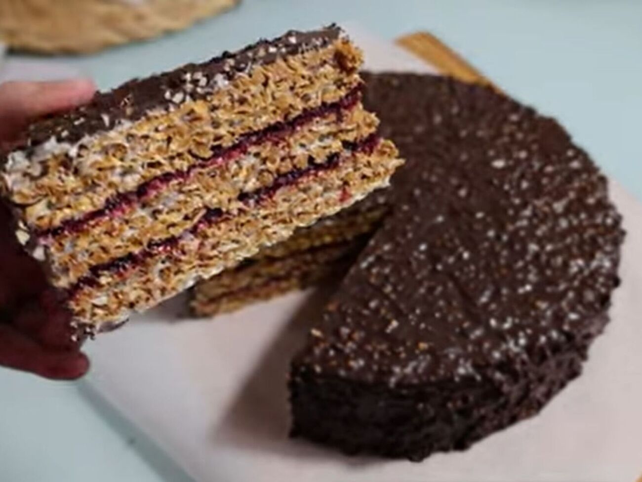 Торт перед подачей нужно поставить в прохладное место, чтобы глазурь застыла