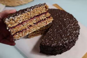 Торт перед подачей нужно поставить в прохладное место, чтобы глазурь застыла