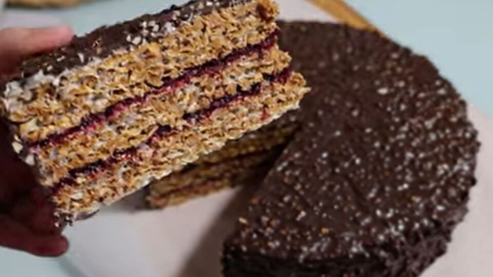 Торт перед поданням потрібно поставити у прохолодне місце, щоб глазур застигла