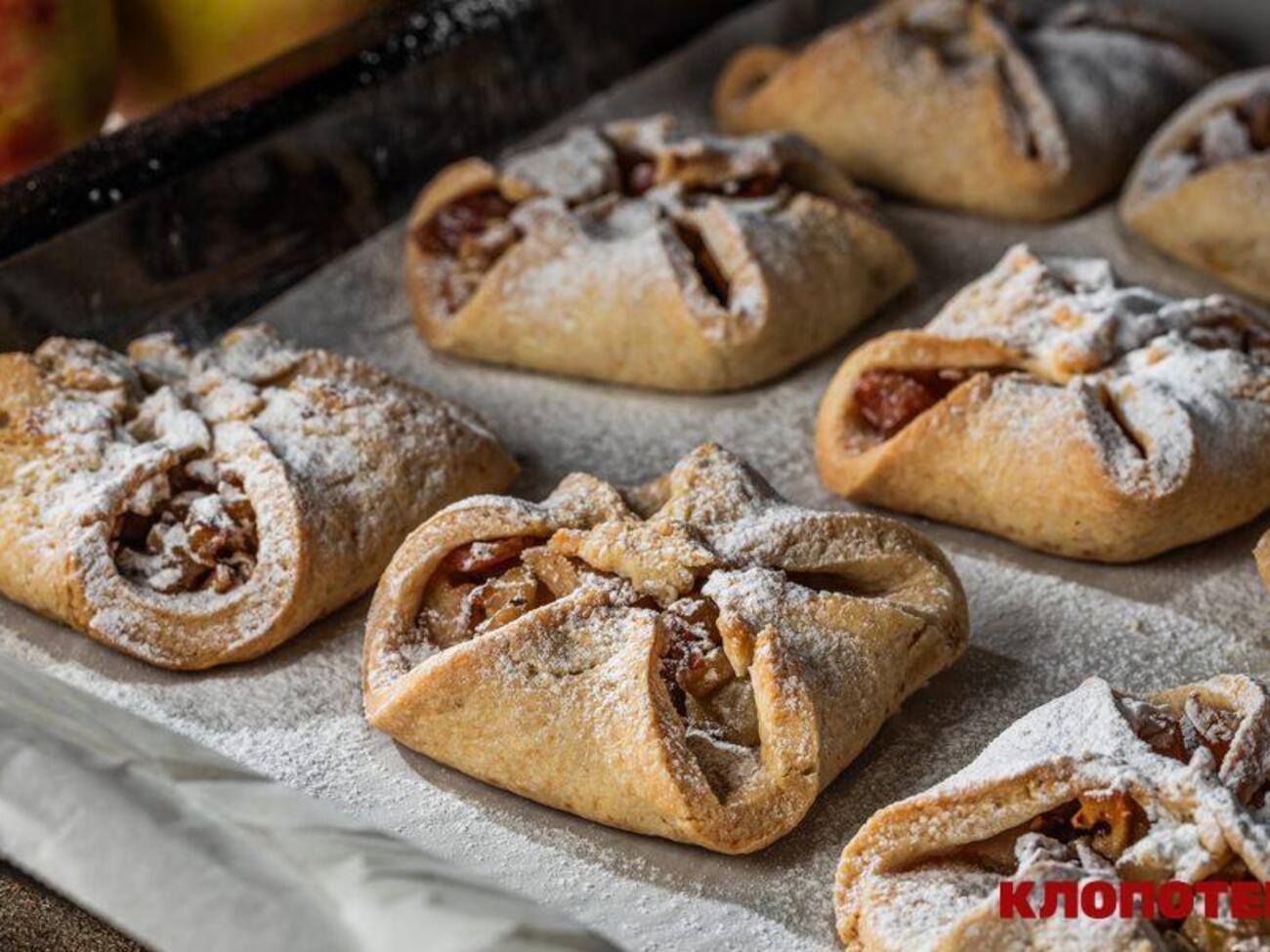 Конвертики присыпают сахарной пудрой