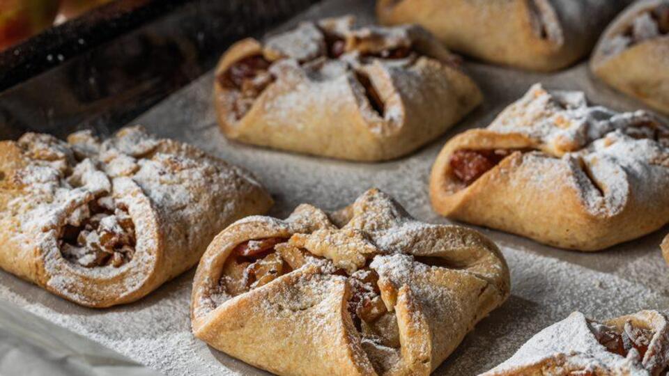 Конвертики присипають цукровою пудрою