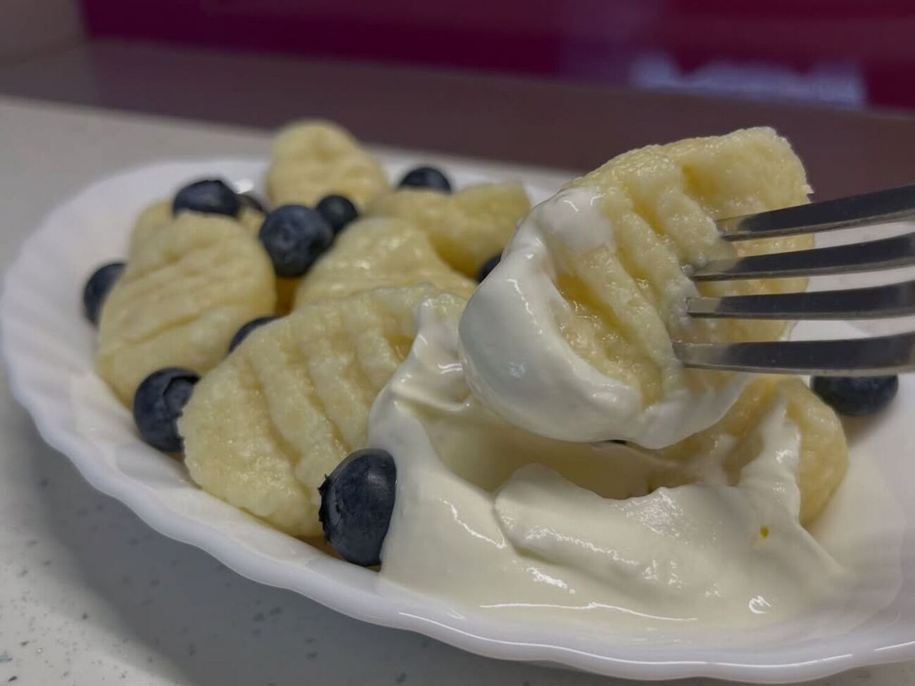 Готовьте вареники в кипящей воде около трех минут, помешивая, чтобы они не прилипли