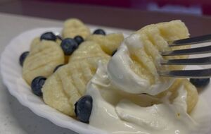 Готовьте вареники в кипящей воде около трех минут, помешивая, чтобы они не прилипли