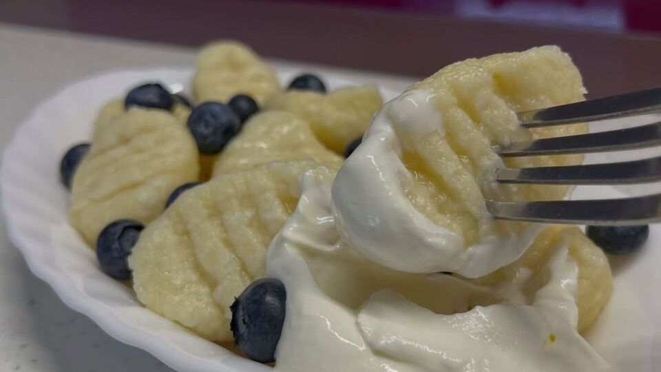 Готовьте вареники в кипящей воде около трех минут, помешивая, чтобы они не прилипли