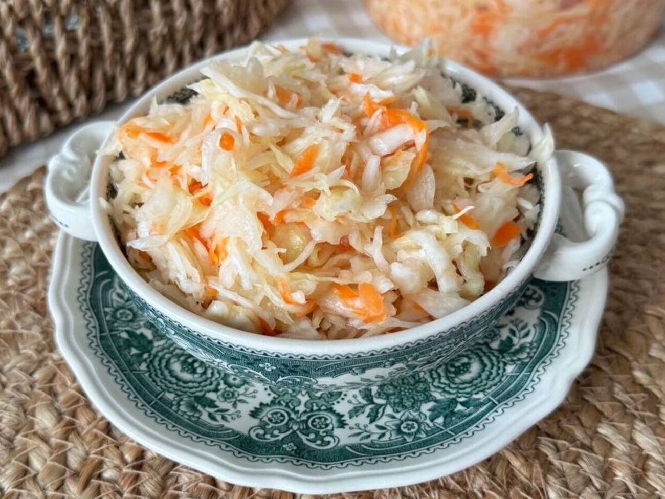 Если процесс ферментации прошел правильно, капуста будет приятно пахнуть и хрустеть