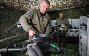 С начала года община Киева передала на фронт 53 тыс. БПЛА и почти 350 систем РЭБ, отметил Кличко