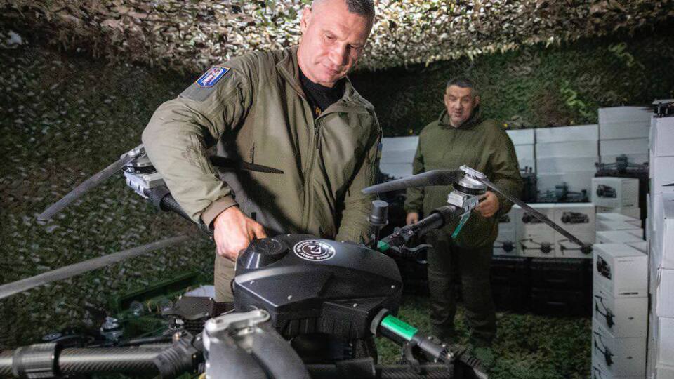 С начала года община Киева передала на фронт 53 тыс. БПЛА и почти 350 систем РЭБ, отметил Кличко