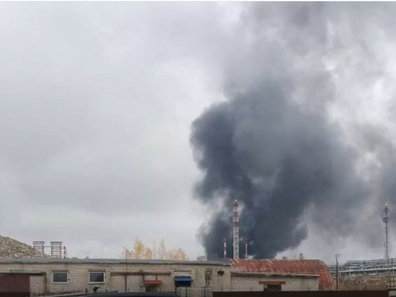 Місцеві жителі повідомляли про пожежу на НПЗ