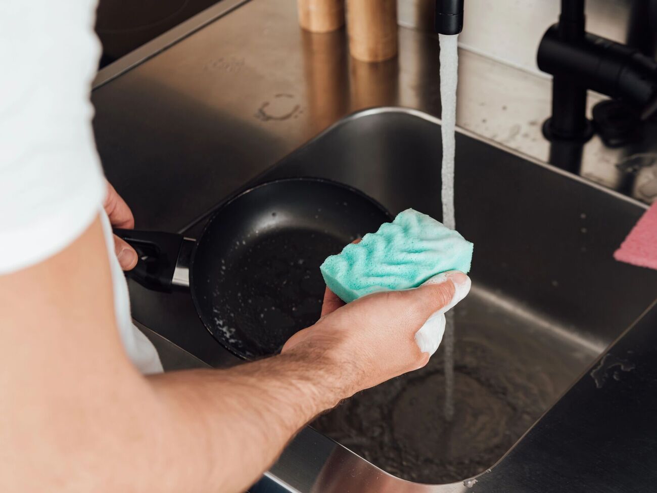 Чтобы усилить моющее средство, к нему нужно добавить соду и зубную пасту