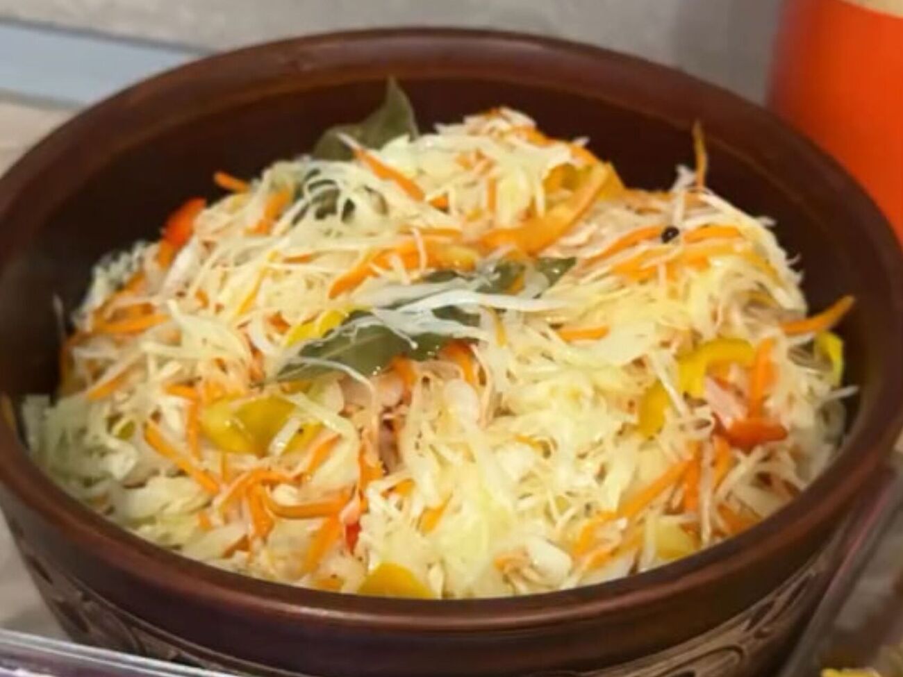Салат из маринованной капусты храните в холодильнике