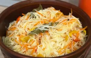 Салат из маринованной капусты храните в холодильнике