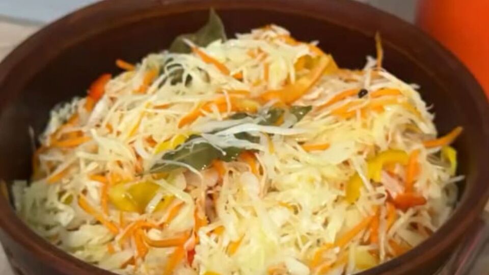 Салат из маринованной капусты храните в холодильнике