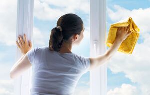 Для мытья окон рекомендуется использовать воду с глицерином и уксусом