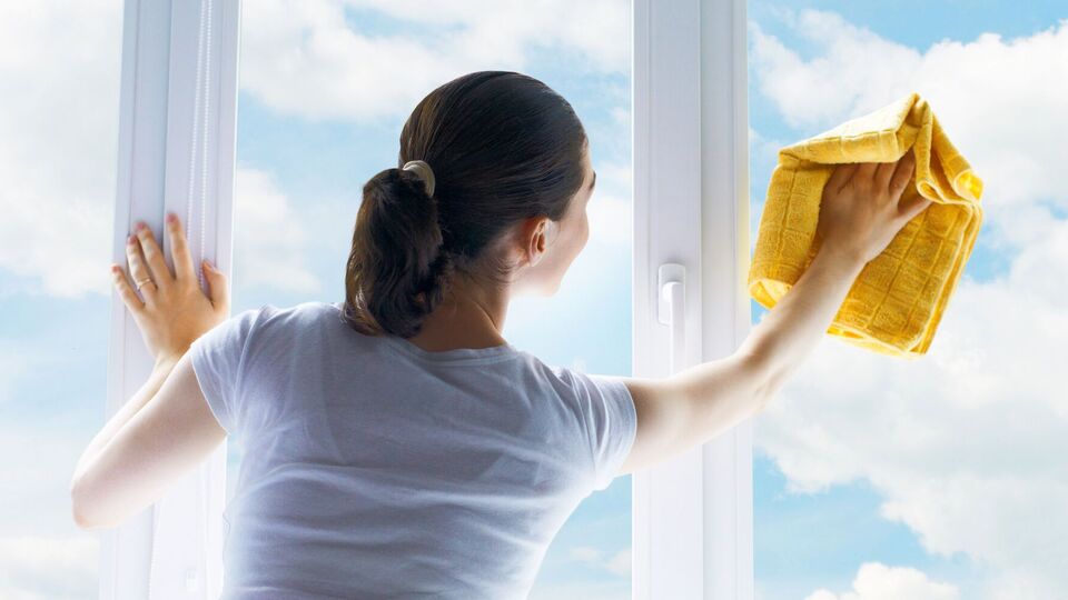 Для миття вікон рекомендують використовувати воду з гліцерином й оцтом